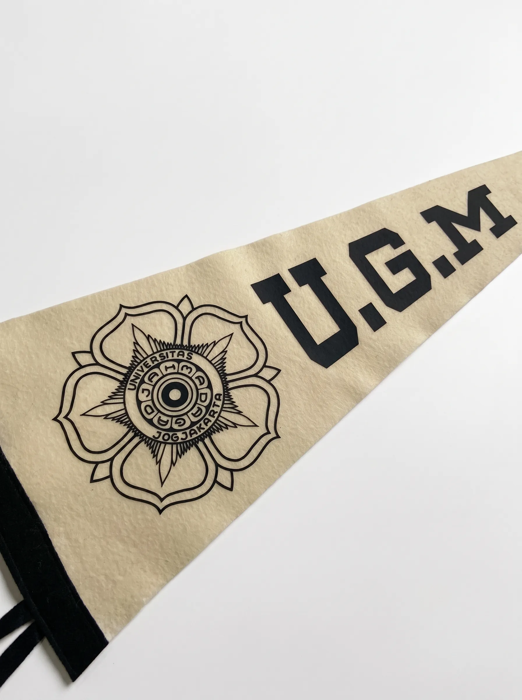 Universitas Gadjah Mada Pennant - Krem